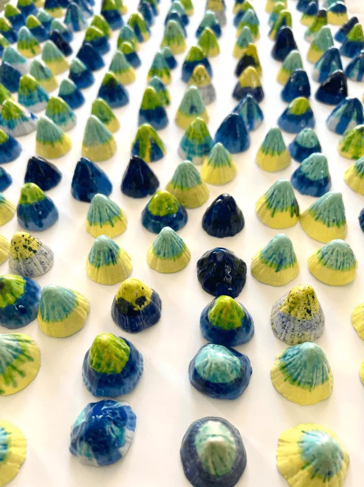 Rangées de berniques en céramique émaillées en bleu, vert et jaune