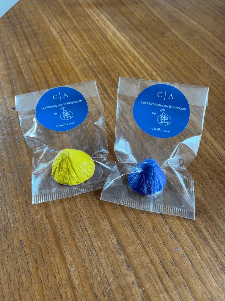 Berniques en céramique jaune et bleue emballées en sachet, prêtes à être offertes aux invités