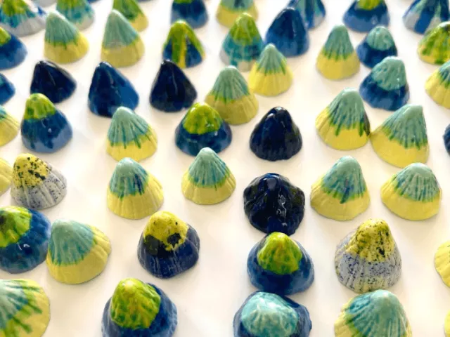 Rangées de berniques en céramique émaillées en bleu, vert et jaune